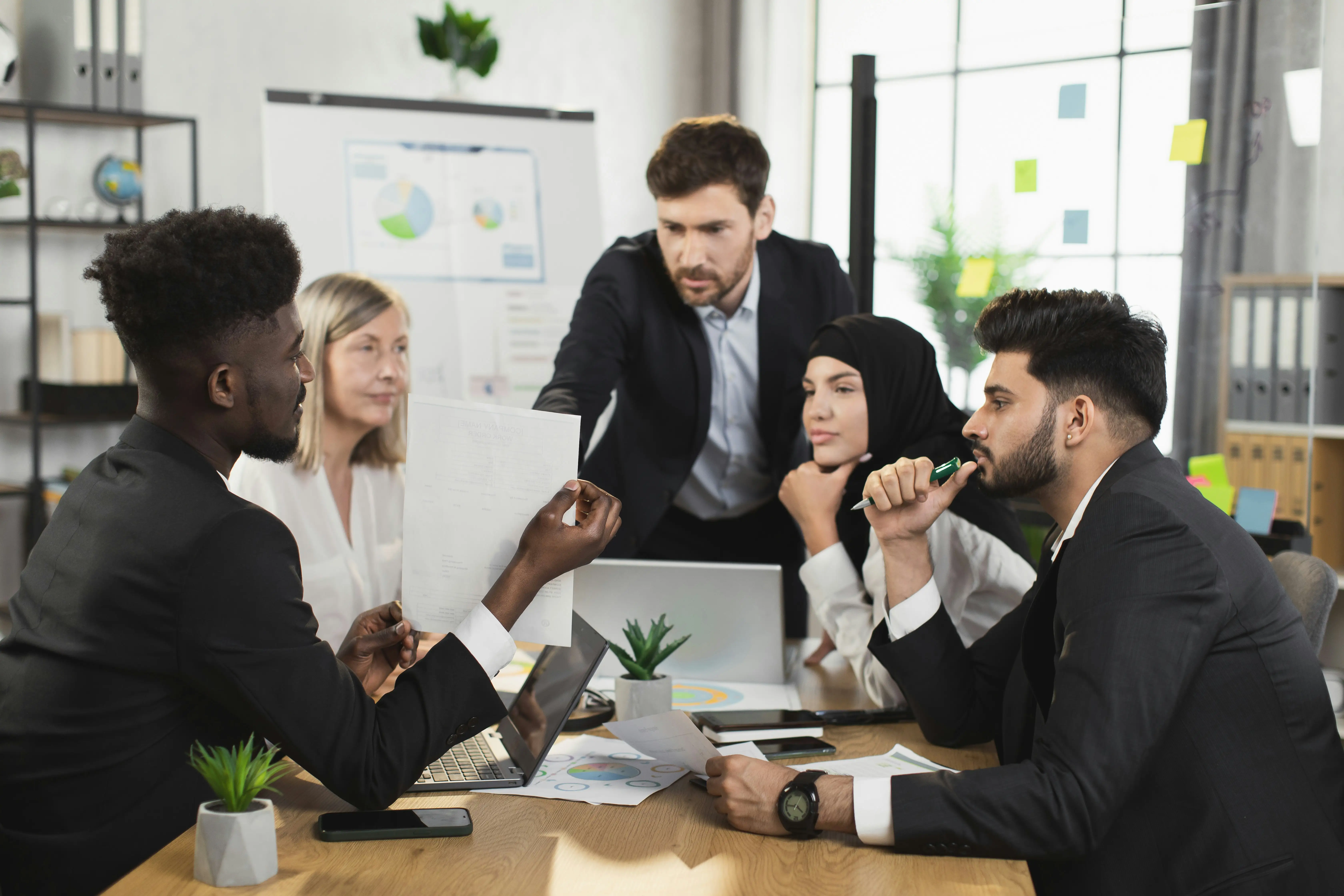Führungskräfte besprechen Freigaben und Prozesse in Veränderungsphase